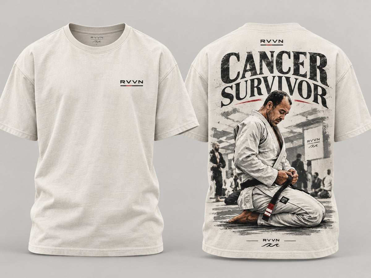 Polera RVVN Cancer Survivor blanco hueso con marca minimalista al frente e ilustración jiu-jitsu en la espalda