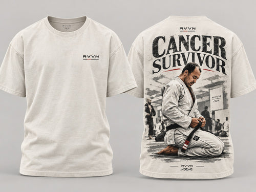 Polera RVVN Cancer Survivor blanco hueso con marca minimalista al frente e ilustración jiu-jitsu en la espalda