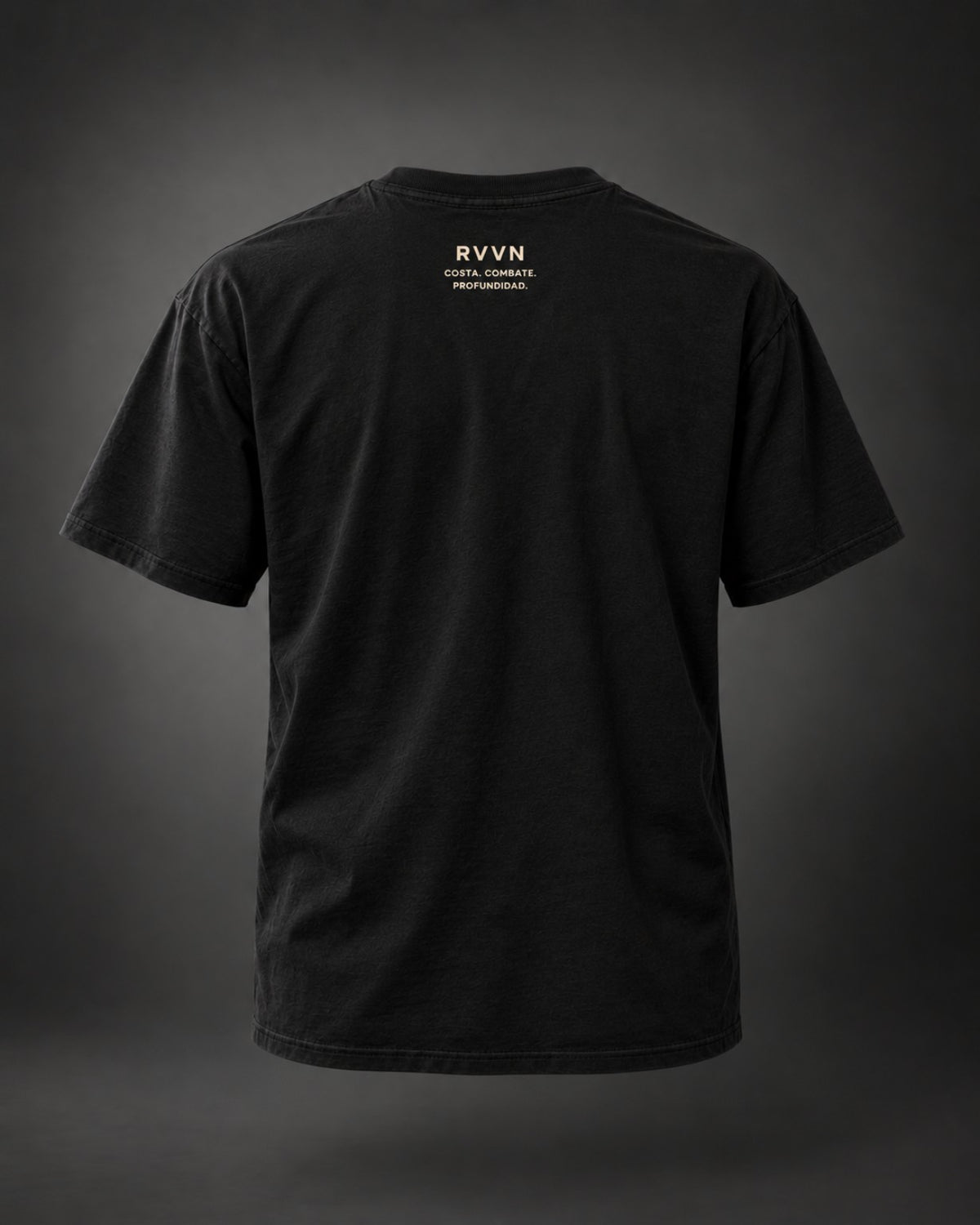 RVVN CORE polera negra, espalda con logo y frase Costa. Combate. Profundidad.
