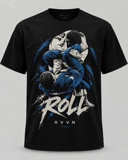 Polera negra RVVN ROLL con ilustración de atletas en combate de jiu-jitsu, azul y blanco
